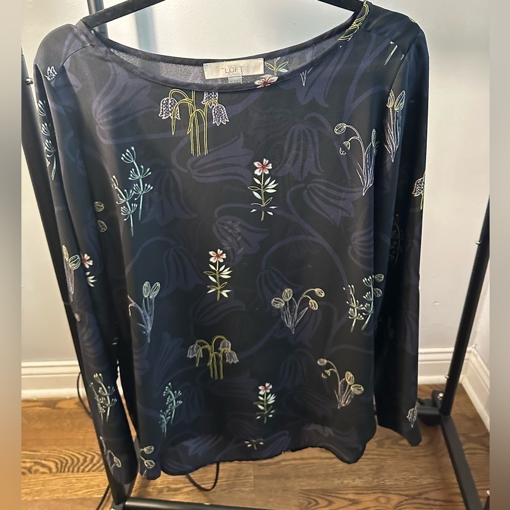 Ann Taylor Loft Size Medium Blue Floral Top